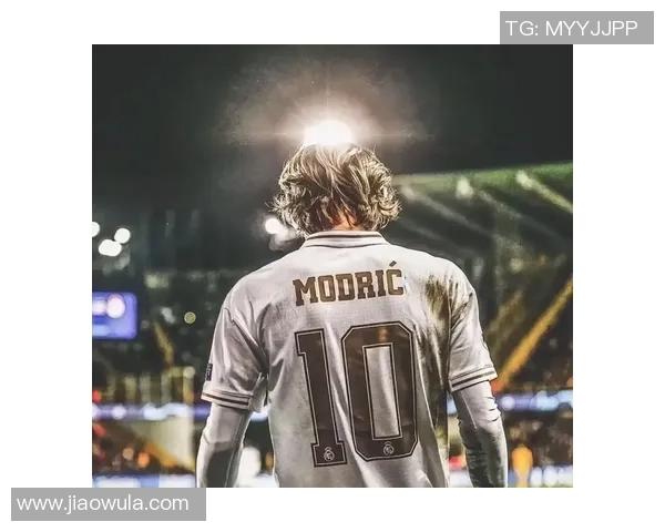 足球传奇风采尽显，球星海报展示足球艺术与激情荣耀