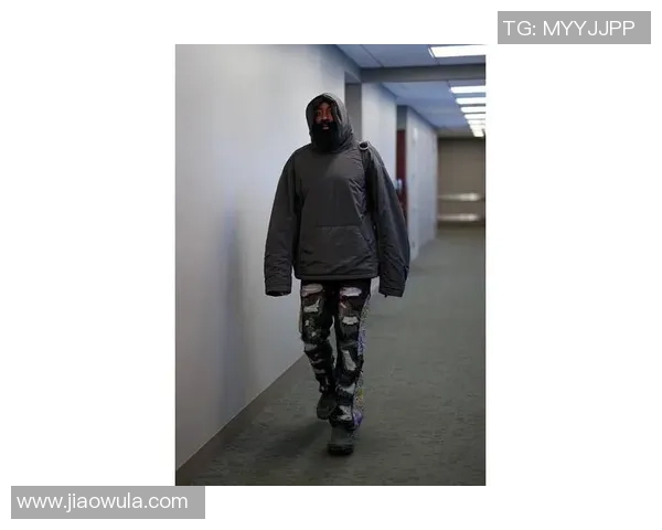 足球明星的牛仔裤穿搭风格大揭秘 时尚与运动完美融合的潮流解析