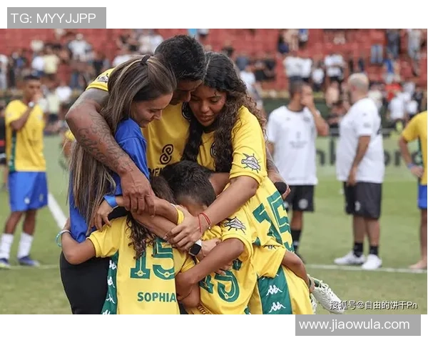 足球球星与妻子甜蜜亲吻瞬间曝光，两人恩爱互动尽显幸福模样